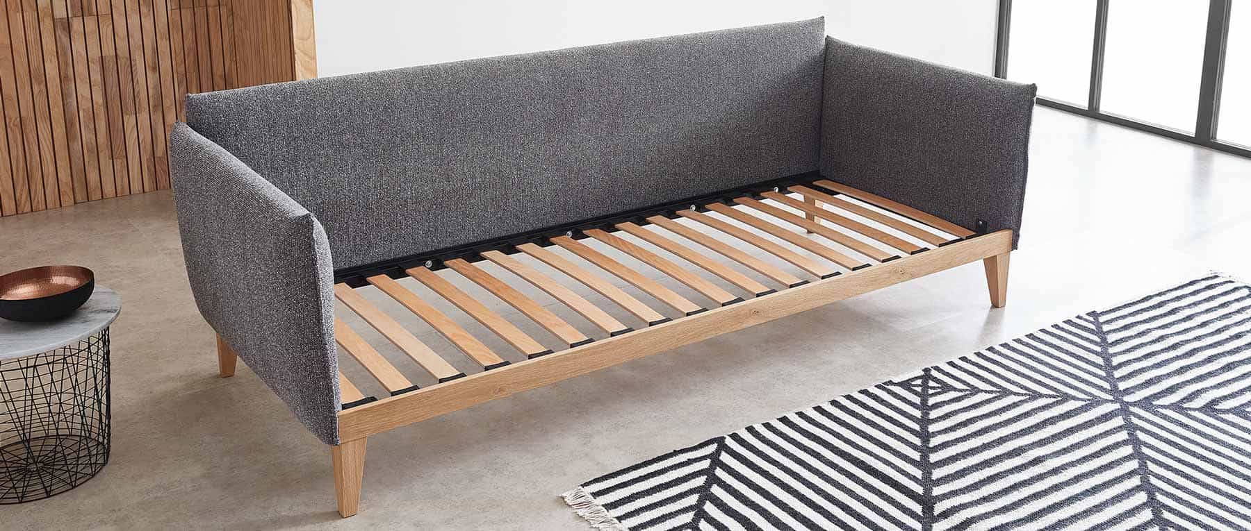 Das LINDAU DELUXE Einzelbett besitzt ein stabiles Holzlattenrost