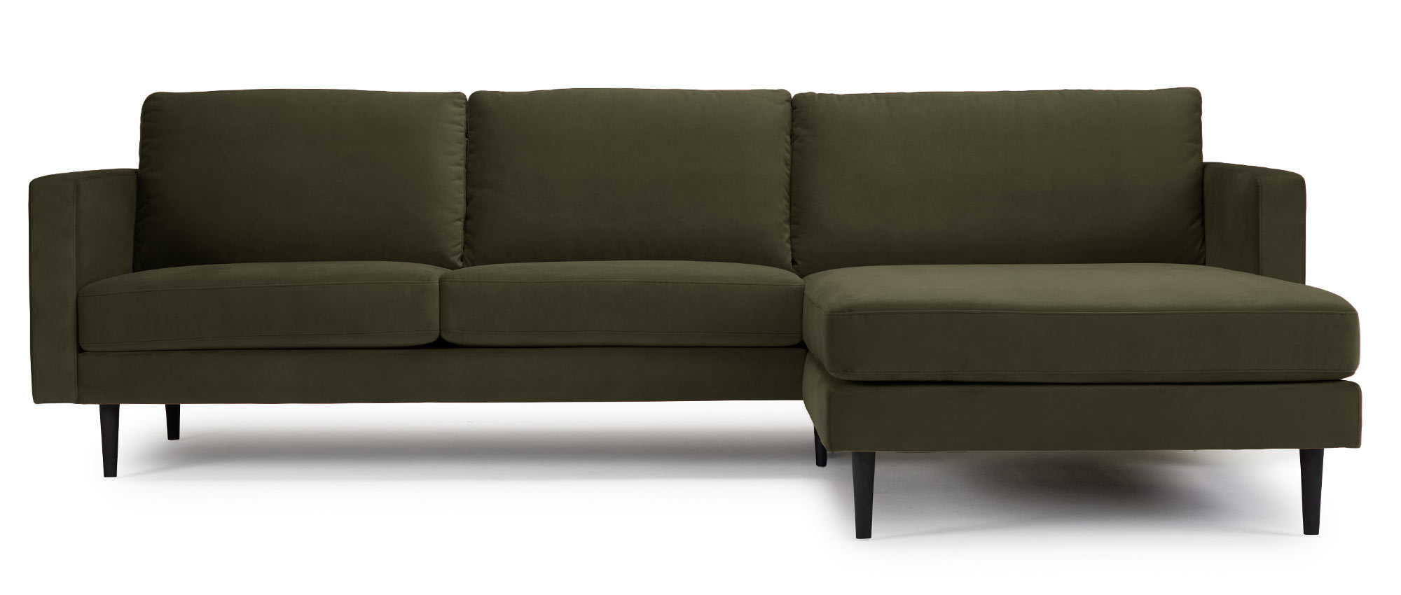 Der Longchair kann links oder rechts vom Sofa gewählt werden - hier zu sehen rechts, mit schwarzen Holzfüßen aus Eiche 