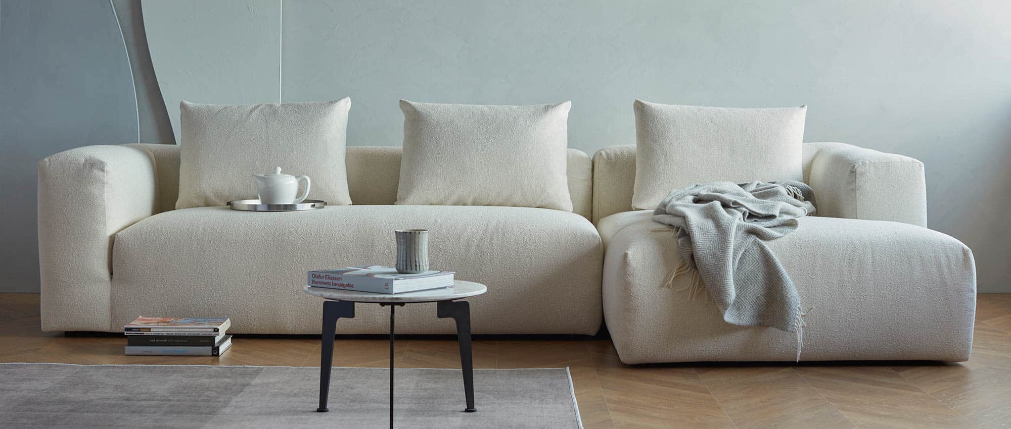 Das AALBORG Designer Bigsofa mit Rückenkissen und Longchair auf der rechten Seite