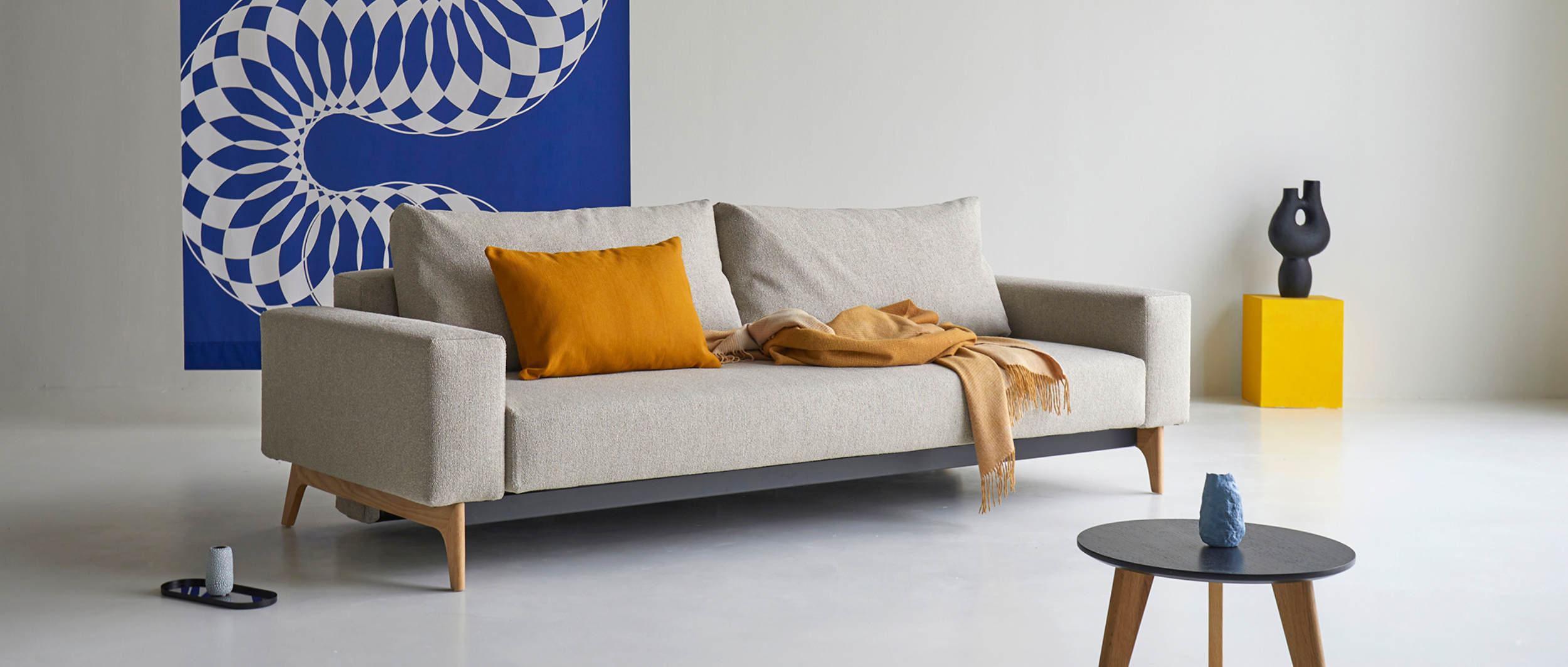 Das IDUN Schlafsofa zusammen mit dem NORDIC Tisch - Stoff Bouclé Beige (539)