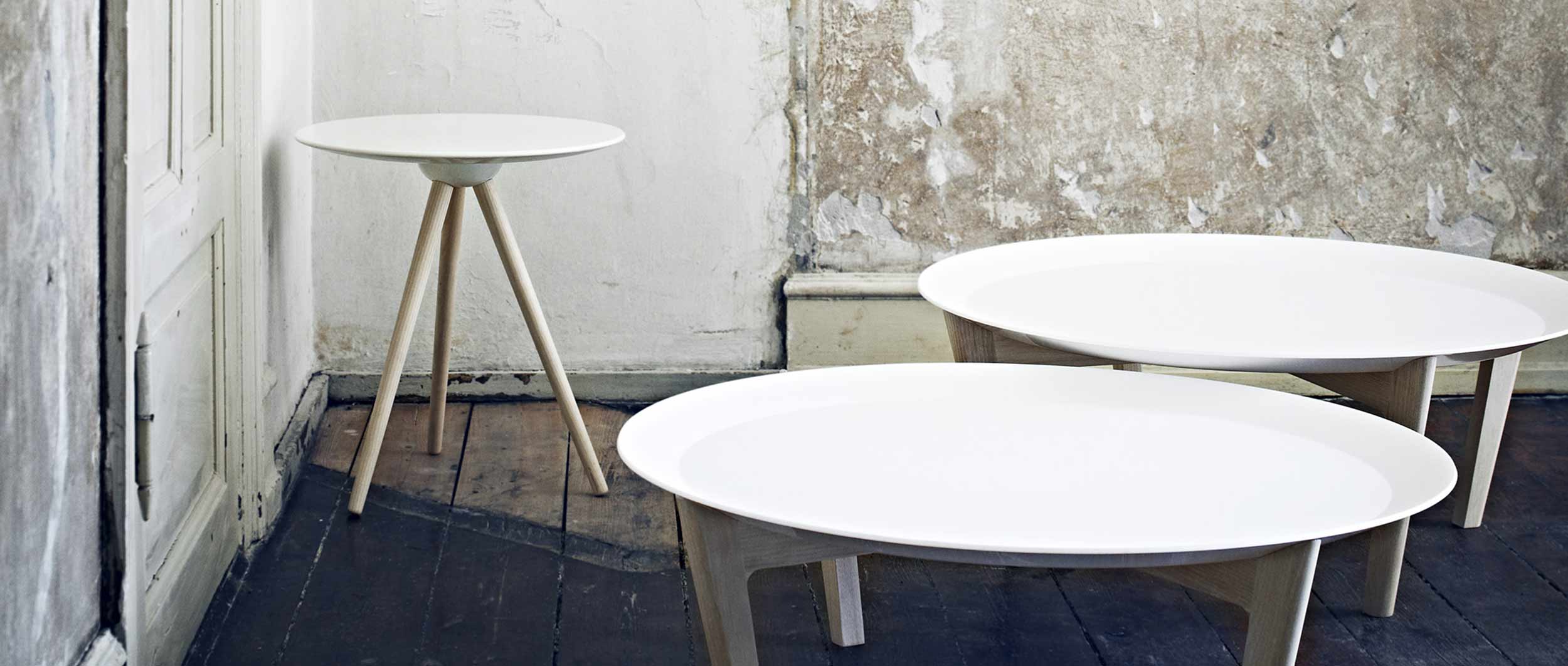 CIRCOE Beistelltisch lässt sich auch toll mit anderen Tischen kombinieren - hier mit dem Beistelltisch TRAY von Softline