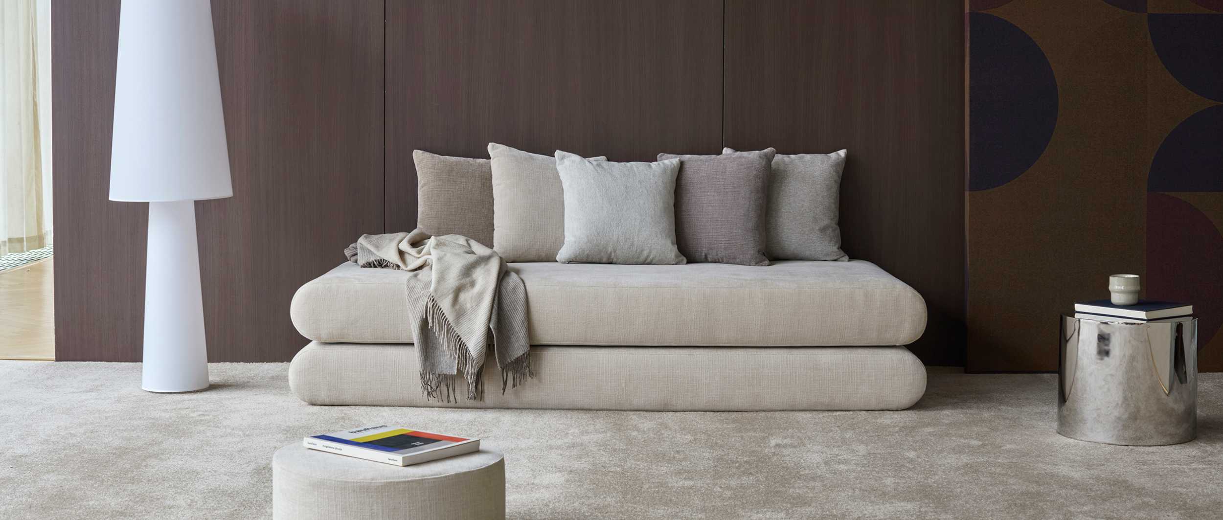 Schönes Zusammenspiel: Die DAPPER Kissen in perfekter Abstimmung mit dem CIRCLUS Schlafsofa von Innovation