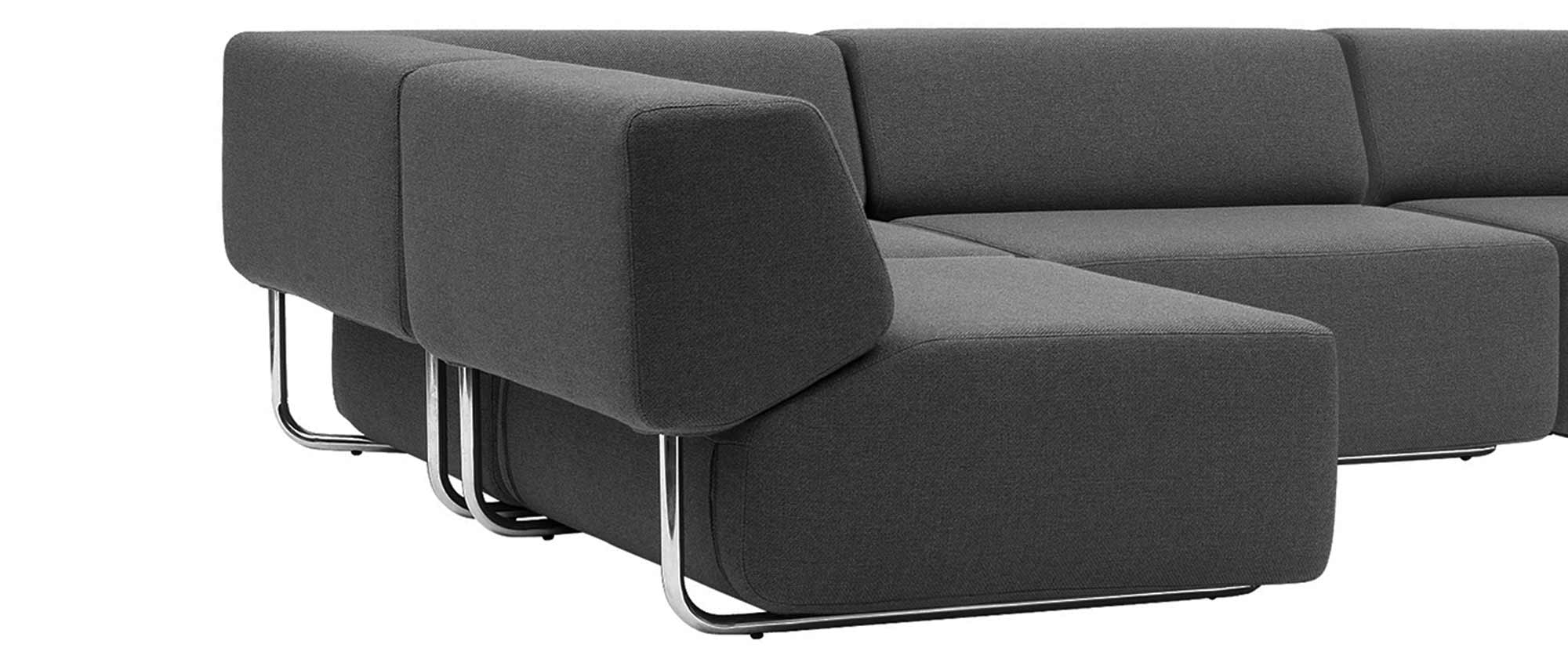 Die Chromkufen geben dem NOA Modulsofa einen modernen Look