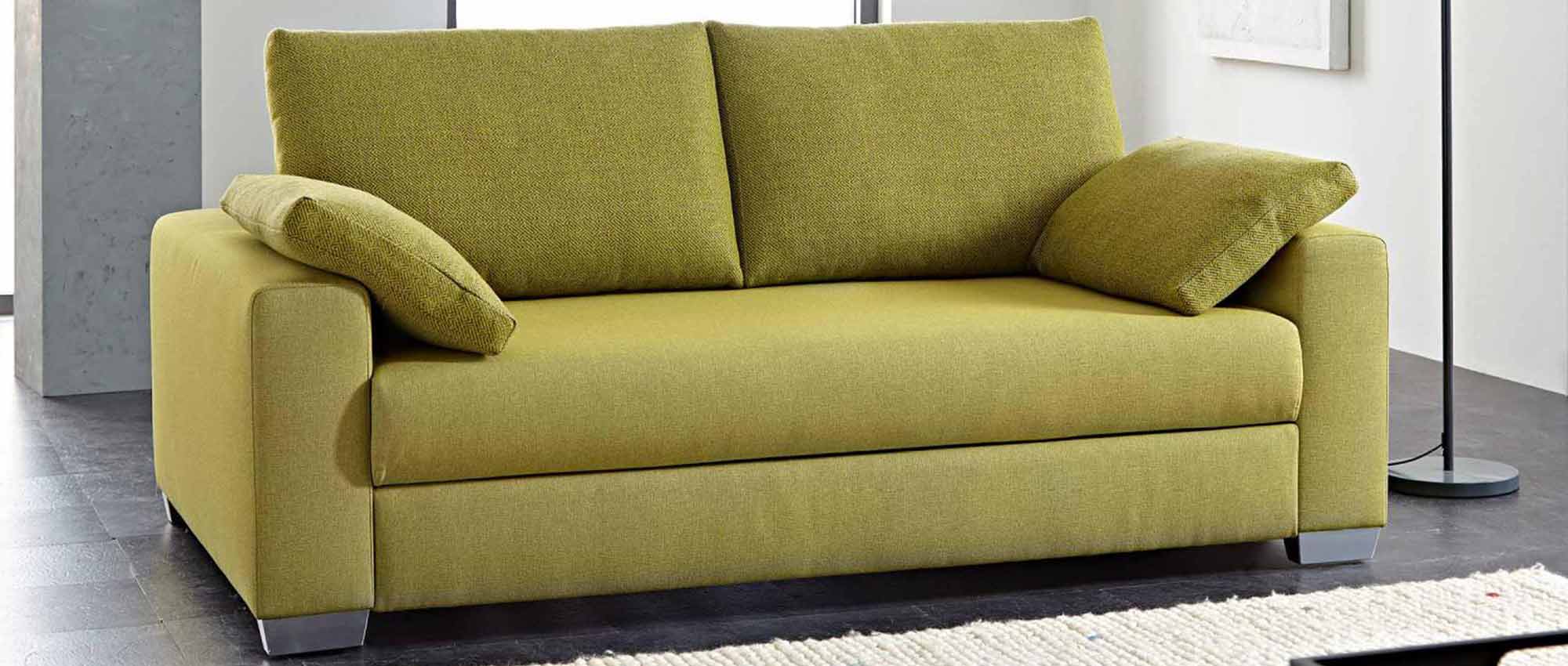Das FRANKFURT DELUXE Schlafsofa mit einem ca. 140 cm Einzelelement, breiten Armlehnen und Holzfüßen