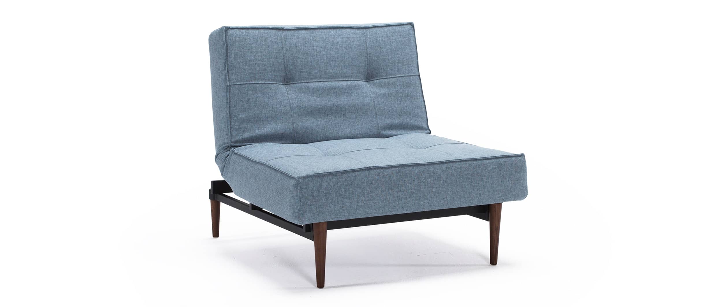 Der SPLITBACK Sessel im Stoff Mixed Dance Light Blue (525) mit dunkelbraun gebeizten Styletto-Holzfüßen