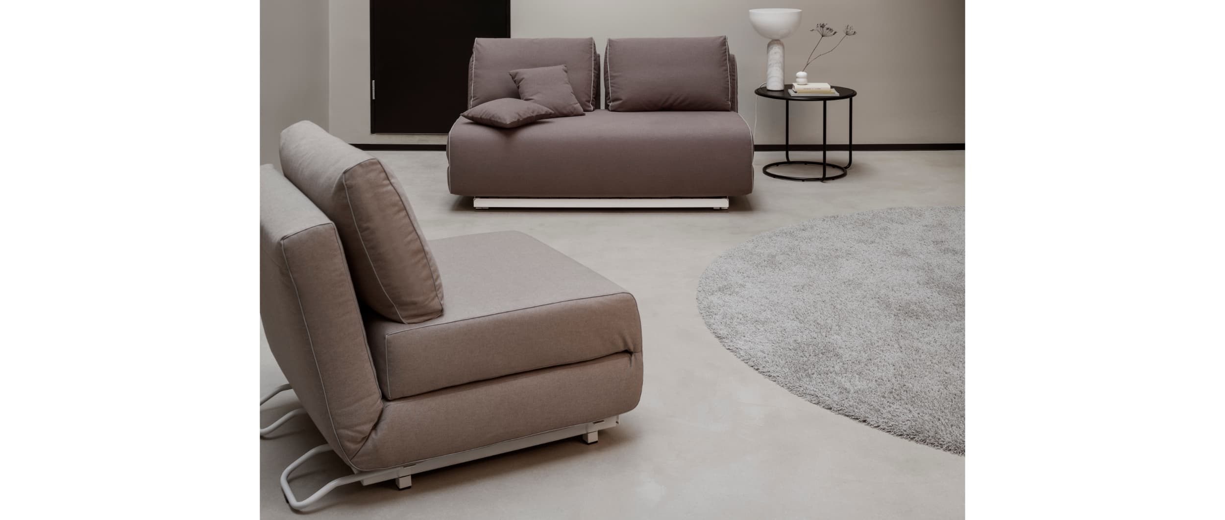 Kombinieren Sie den CITY Sessel und das CITY Schlafsofa (mit weißem Gestell) mit dem TOM Beistelltisch zu einer stilvollen Wohnlandschaft