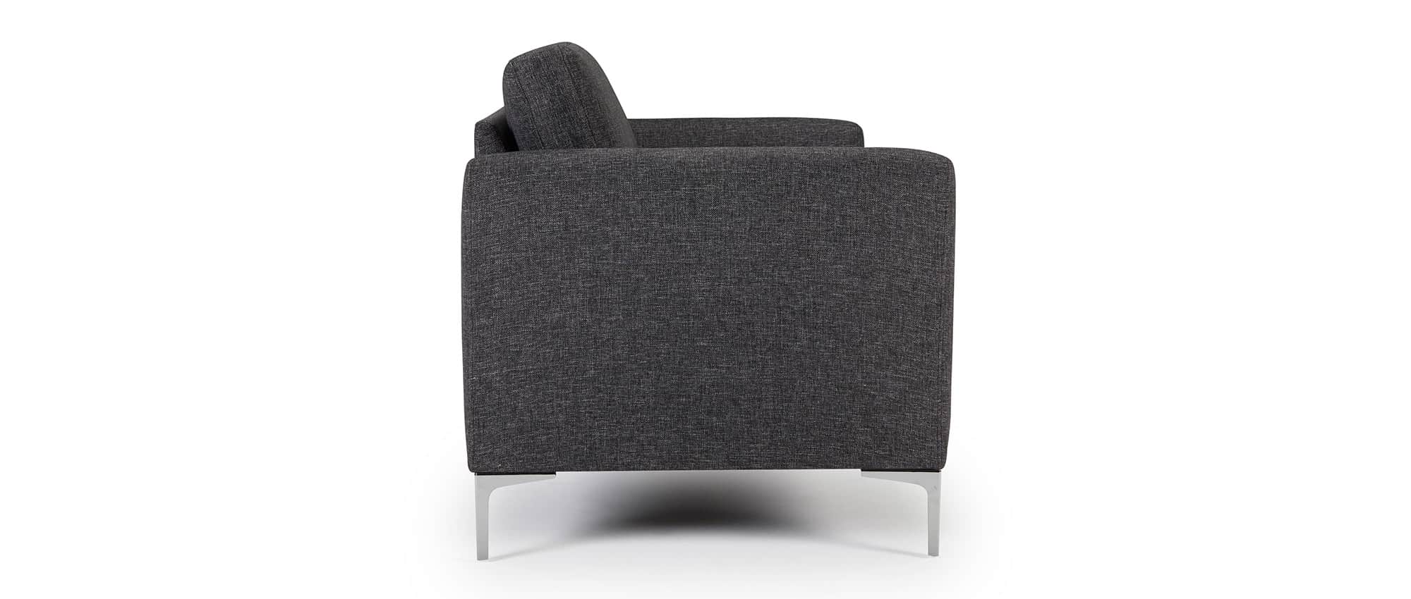 Das Sofa TRELLEBORG mit eckigen Armlehnen und Füßen aus Metall