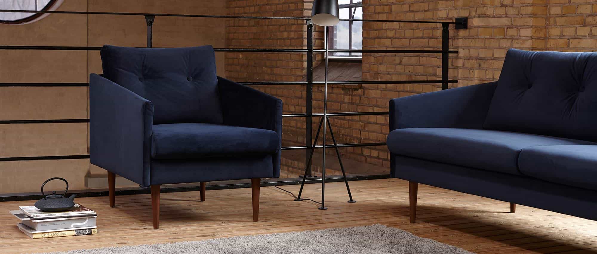 Der KARLSTAD Designer Sessel passt perfekt zum Sofa