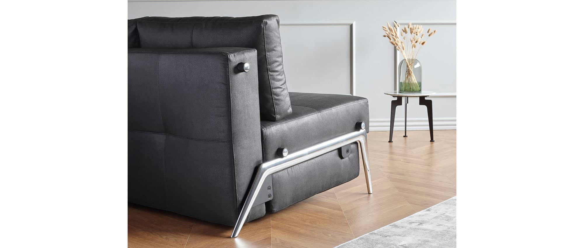 Das CUBED 02 Schlafsofa 160 von Innovation als Sonderanfertigung hier im Kunstleder Faunal Black (550) und mit Füßen in Aluminium-Optik