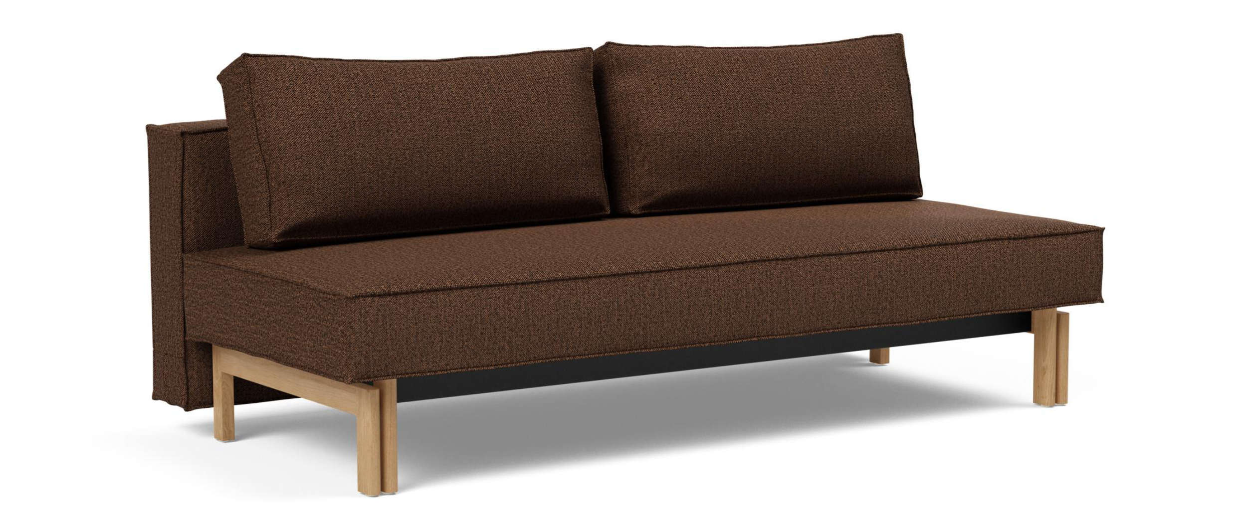 Das Schlafsofa SLY WOOD, bezogen mit dem Stoff Taura Cappuccino (359), steht auf Holzfüßen aus Eiche.