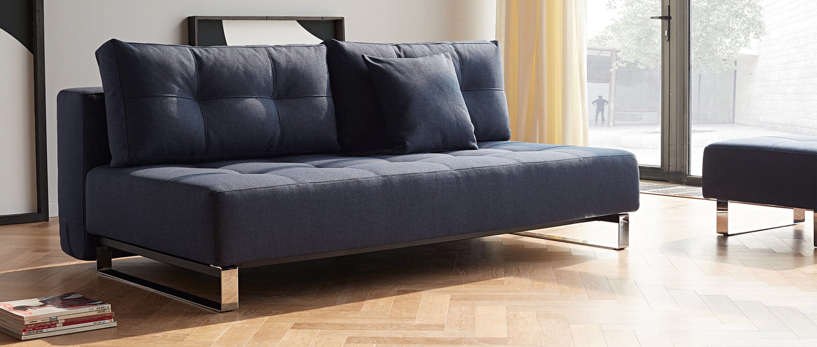 Das SUPREMAX DELUXE EXCESS Schlafsofa im Stoff Mixed Dance Blue (528) mit passendem DAPPER Kissen (optional erhältlich)