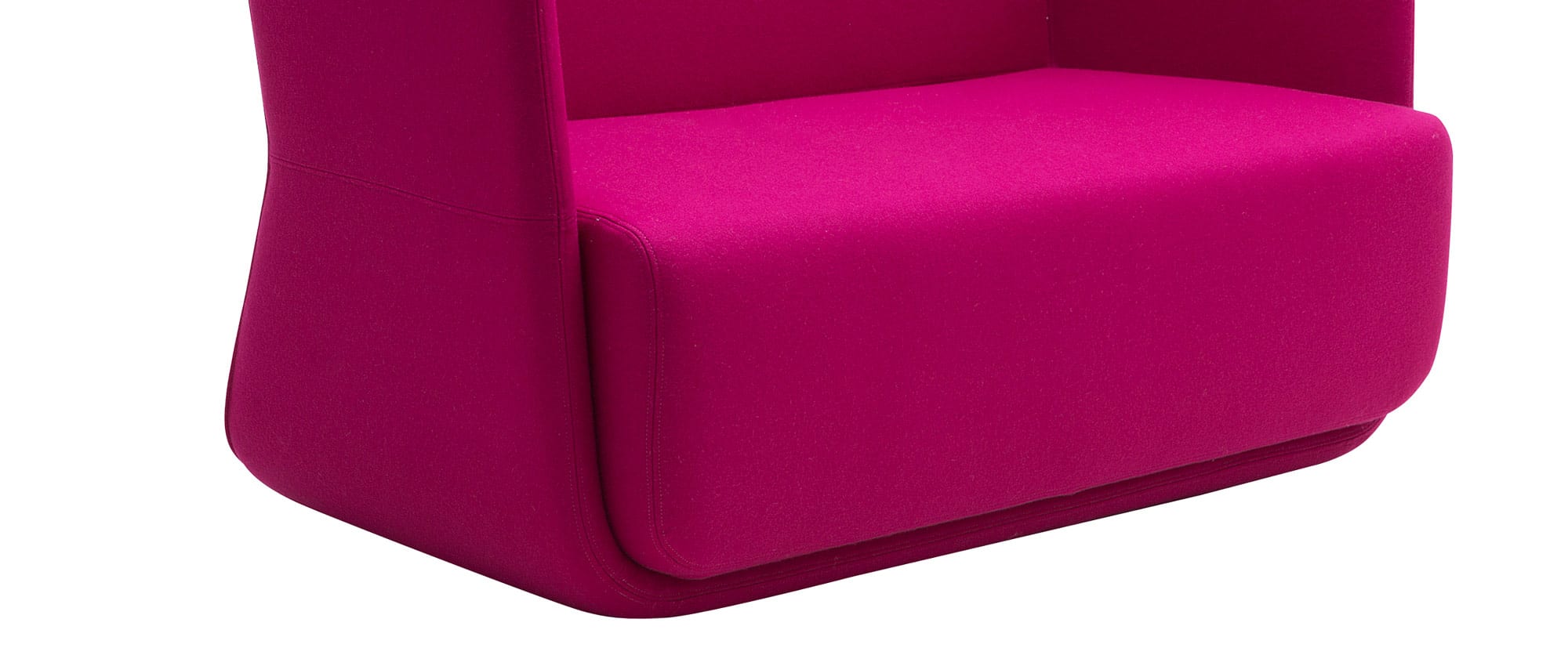 Das BASKET Lounge Sofa von Softline ist in zwei verschiedenen Sitzhöhen erhältlich