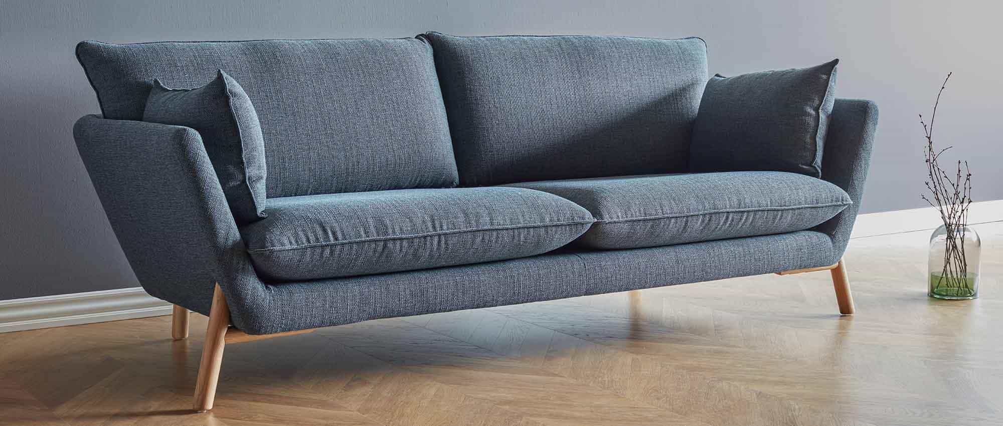 Hier das 3-Sitzer Designer Sofa HALDEN 