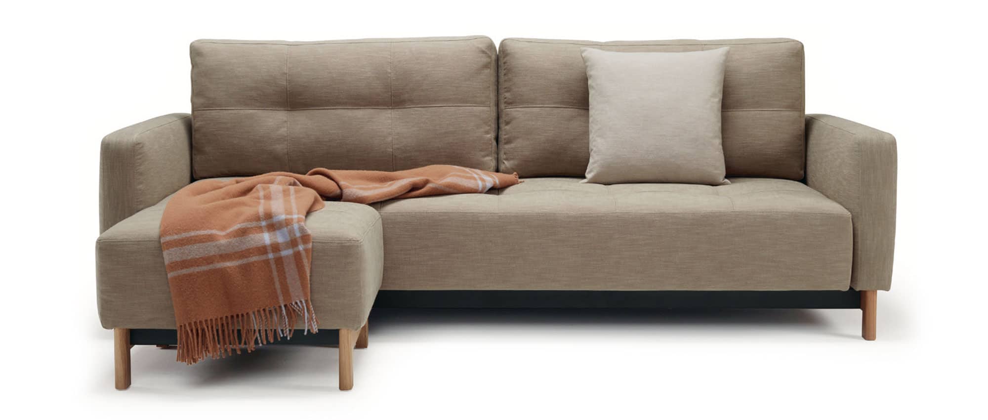 Der Hocker lässt sich ideal mit dem PYXIS D.E.L. Schlafsofa von Innovation zu einer flexiblen Ecklösung kombinieren - Stoff Phobos Mocha (587)