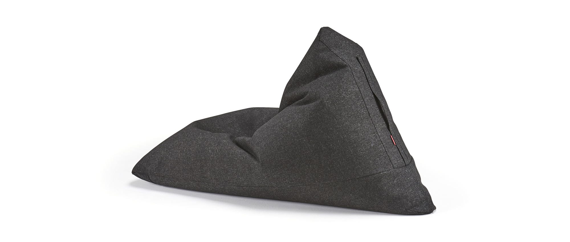 Durch die Füllung aus kleinen Kunststoffkügelchen passt sich der Sitzsack den Körperformen individuell an