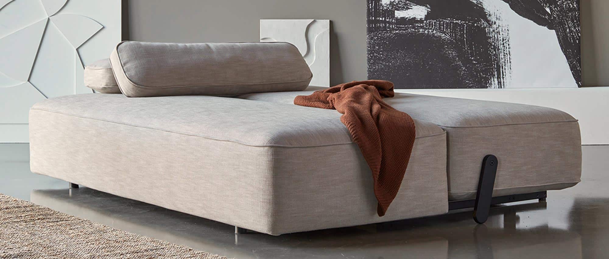 Das YONATA Lounge Schlafsofa von Innovation ist ein Gästebett für 2 Personen mit Taschenfederkern Polsterung & abnehmbaren Bezügen