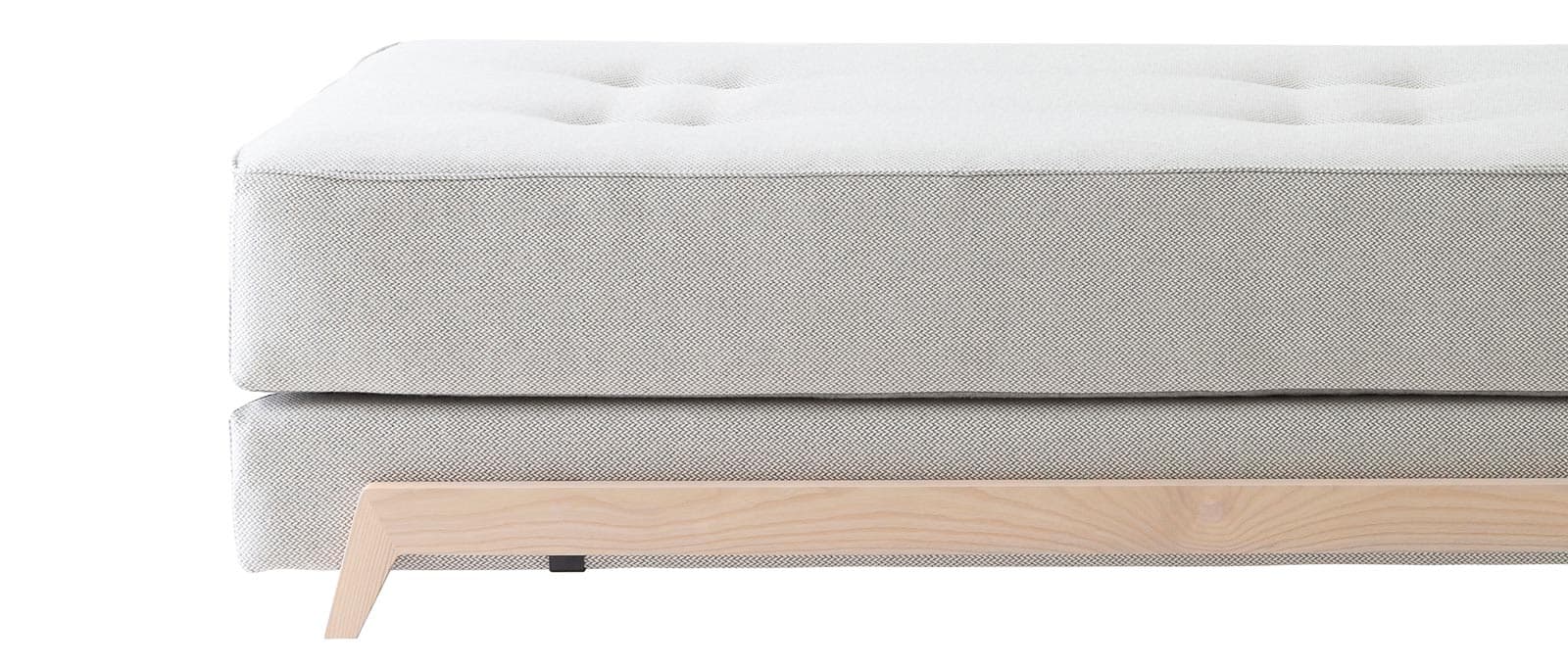 FRAME Sofa im Stoff Cento -  Hellgrau (471) - die versteppten Knöpfe geben der Liege eine elegante Optik 