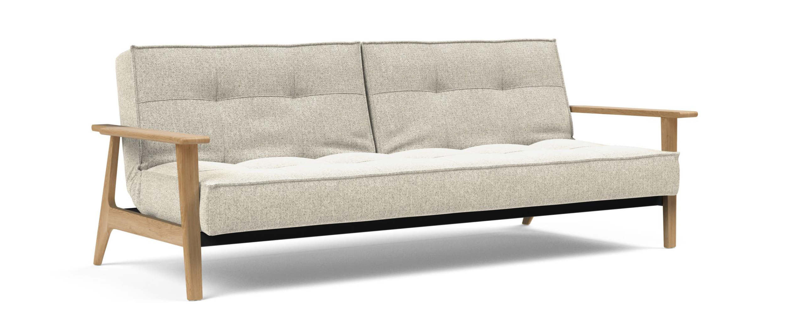 Das SPLITBACK FREJ im Stoff Taura Off White (357) mit hellen Holzarmlehnen