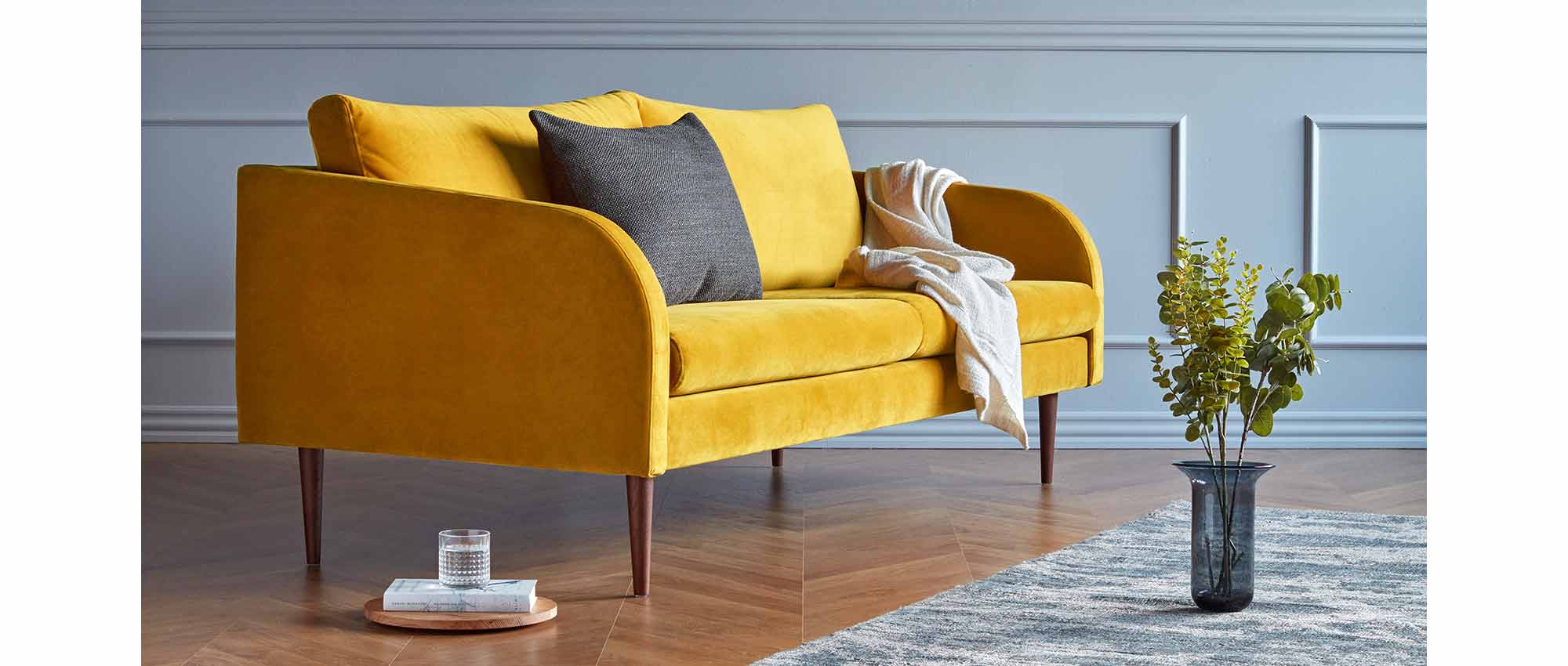 Das BERGEN Designer Sofa mit dunklen Holzfüßen