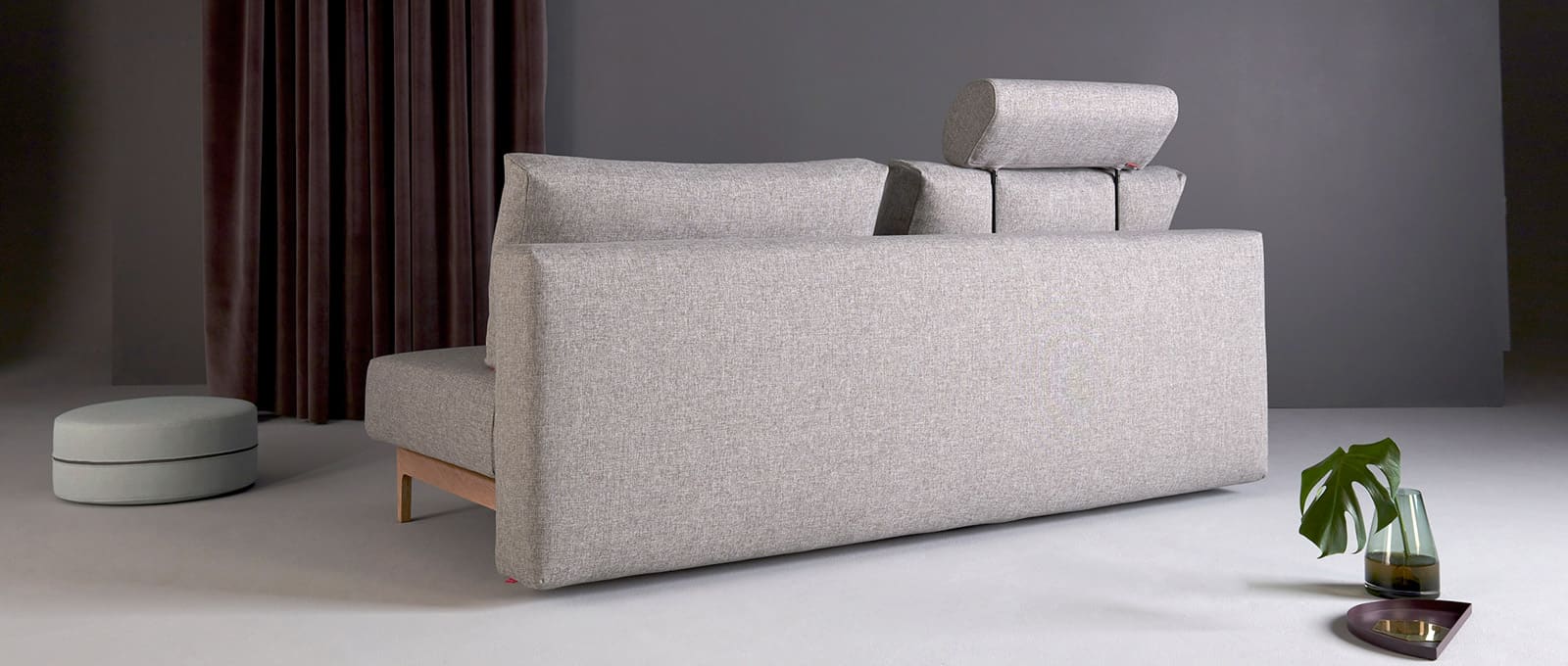 Das TRYM Schlafsofa von Innovation macht sich auch freistehend im Raum gut