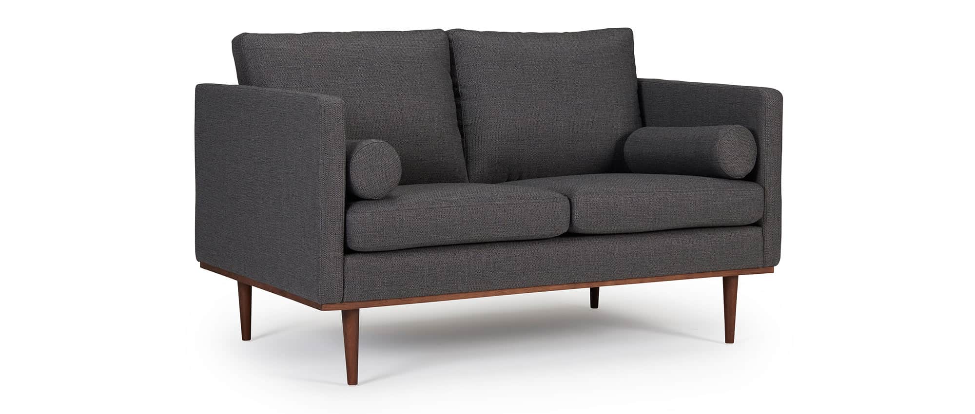 Das OSLO Designer Sofa mit Polsterarmlehnen, runden Seitenkissen und dunklen Holzfüßen aus Eiche