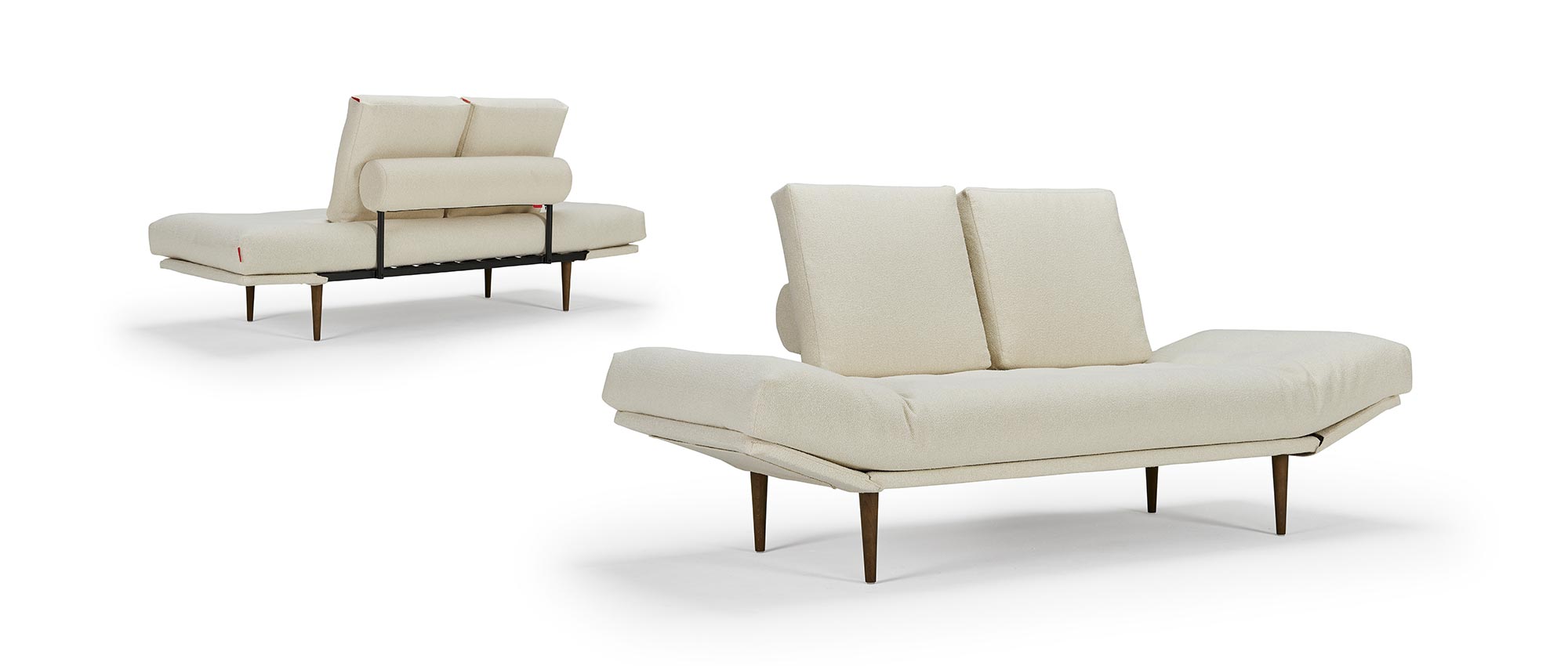 Zwei SQUARE Kissen als Rückenlehne auf dem ROLLO Schlafsofa - Stoff Bouclé Off White (531)