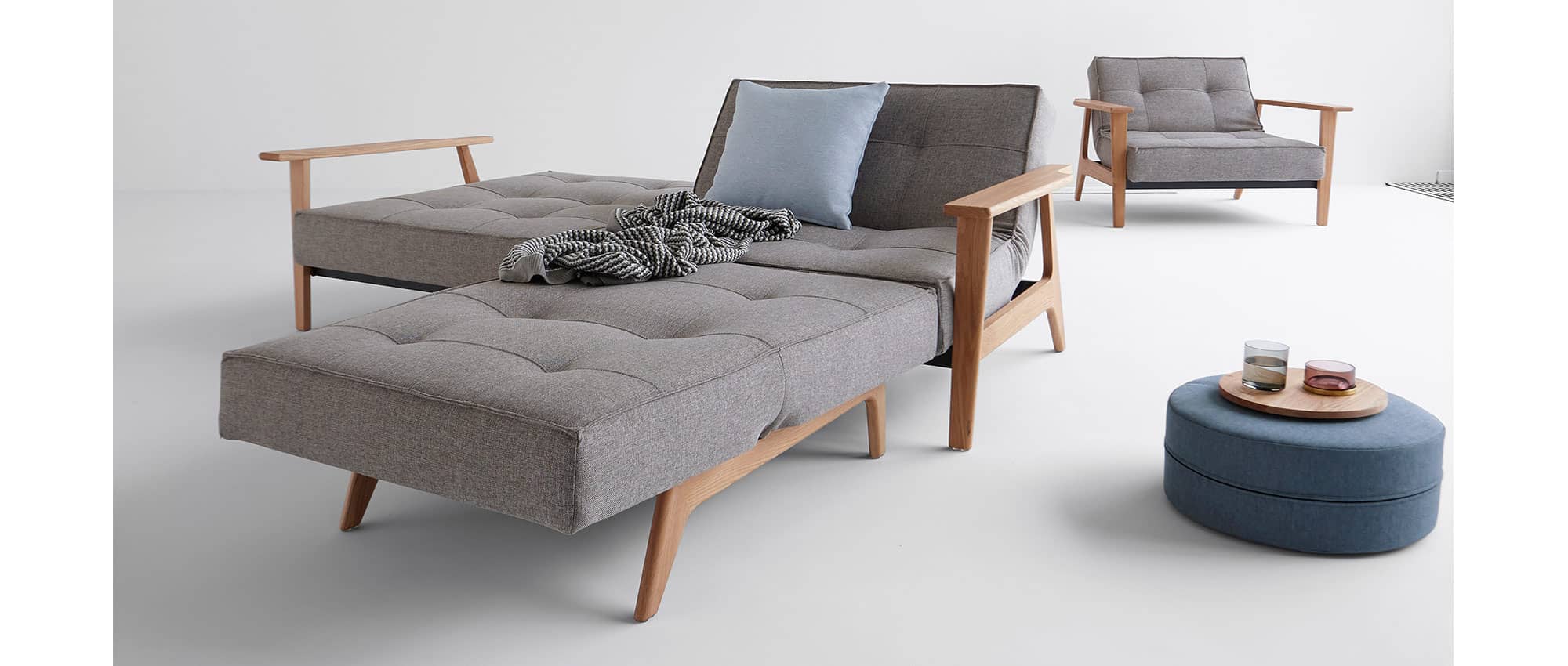 Das SPLITBACK FREJ Sofa (helle Eichenholzarmlehnen) mit einem Sessel (helle Eik - Eichenholzbeine) als Longchair