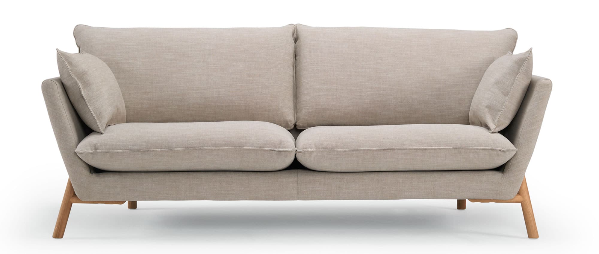 Das HALDEN 2-Sitzer Designer Sofa besitzt Polsterarmlehnen und gemütliche Kissen
