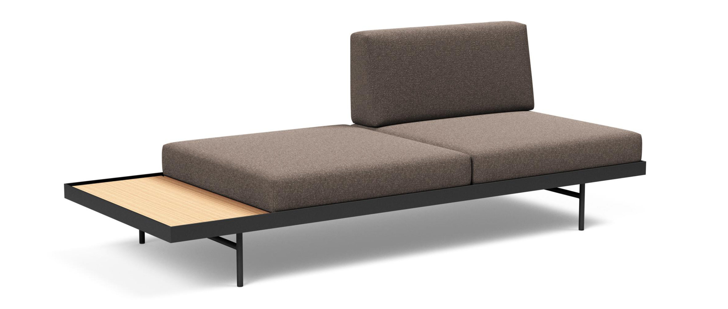 Das nachhaltige Innovation PURI Daybed mit Holztisch aus Eiche, schwarzen Metallfüßen und im Stoff Bouclé Taupe (530) - die Tischplatte wurde hier links außen platziert