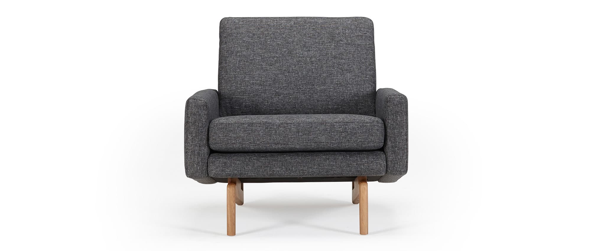 Der Designer Sessel KOPENHAGEN hat schön geformte Polsterarmlehnen und Holzfüße aus Eiche