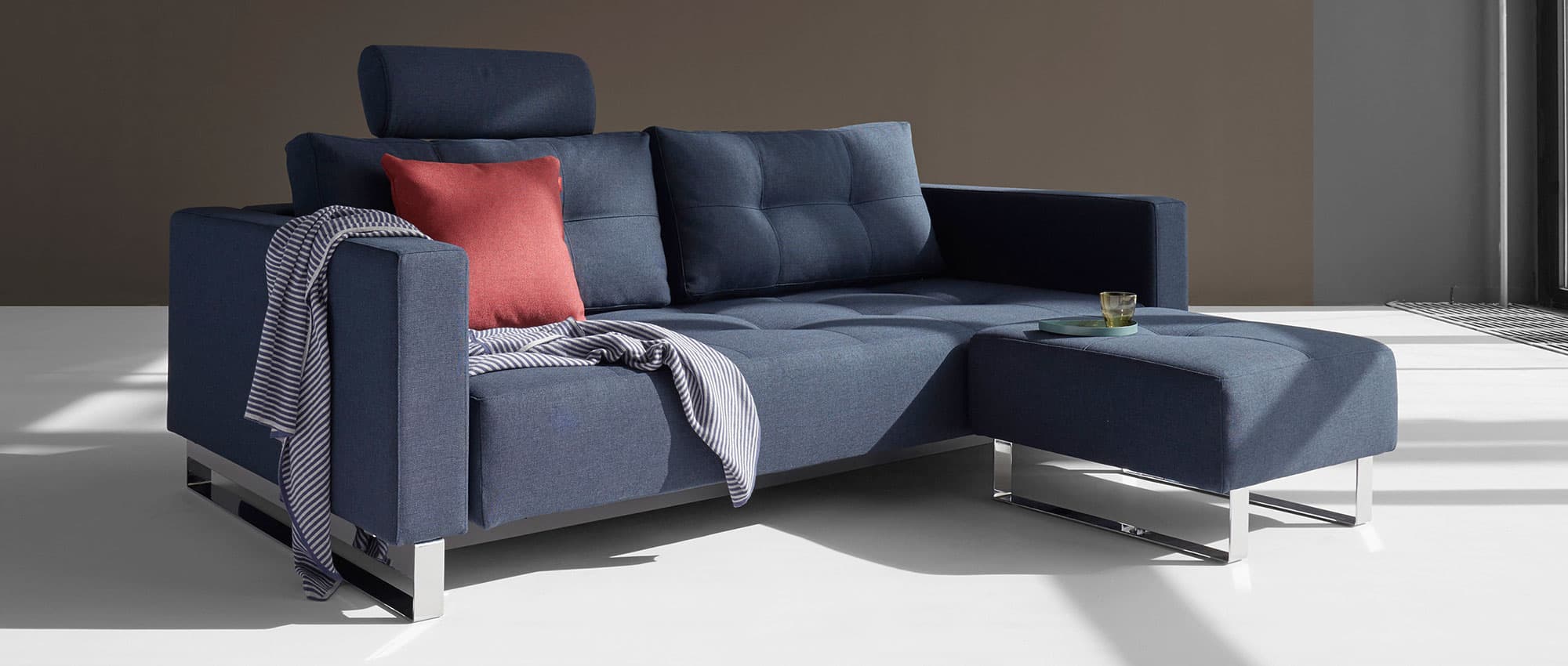 Mit seiner weichen Excess Taschenfederkern-Polsterung lädt der Hocker in Kombination mit dem Sofa CASSIUS DELUXE EXCESS zum Relaxen ein