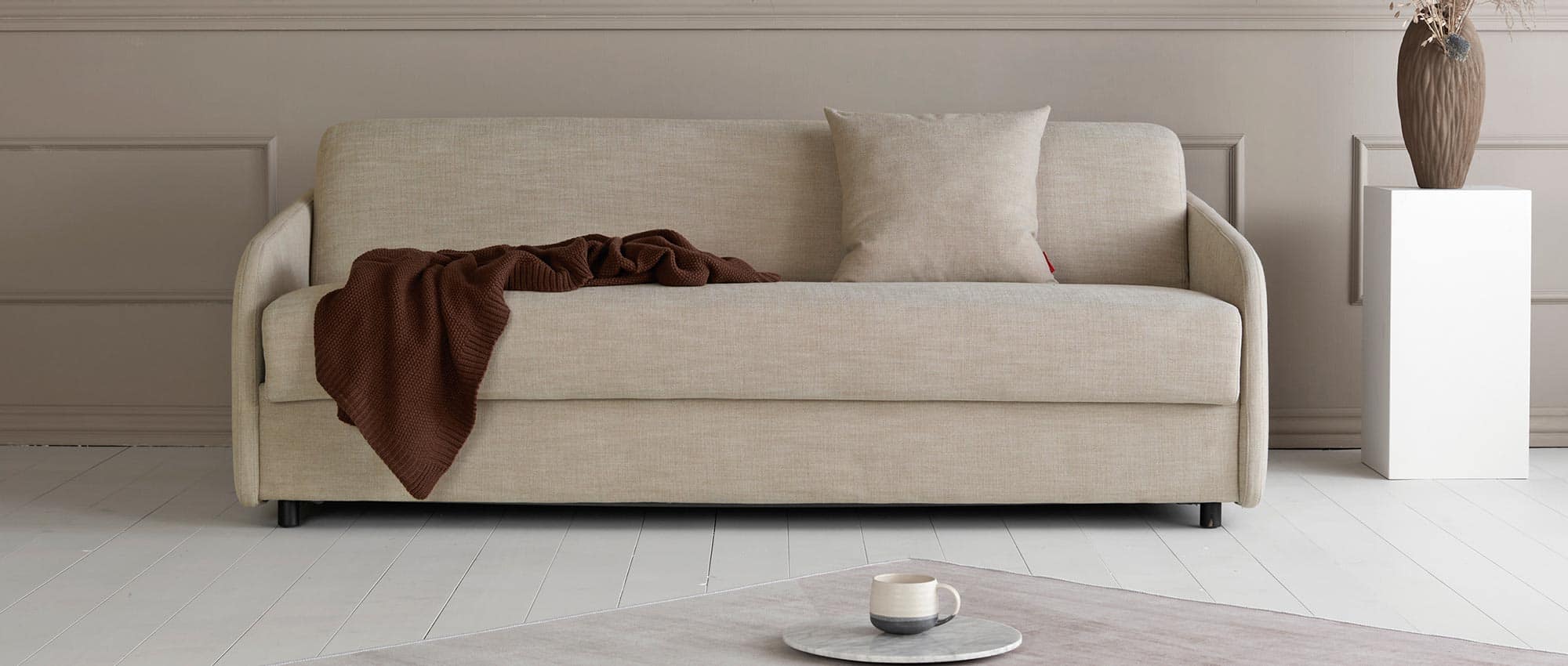 Das EIVOR Schlafsofa von Innovation besitzt ein schlichtes, modernes Design