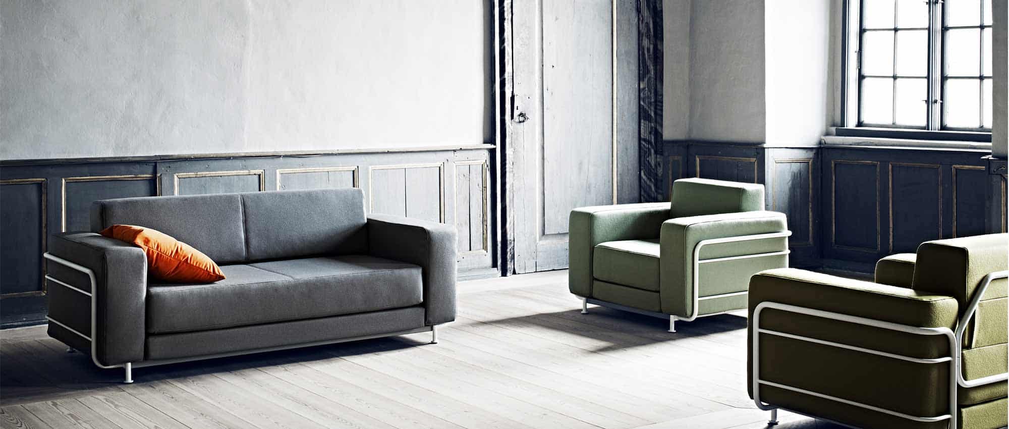 Eine kleine Sitzgruppe aus SILVER Sofa und Sessel von Softline