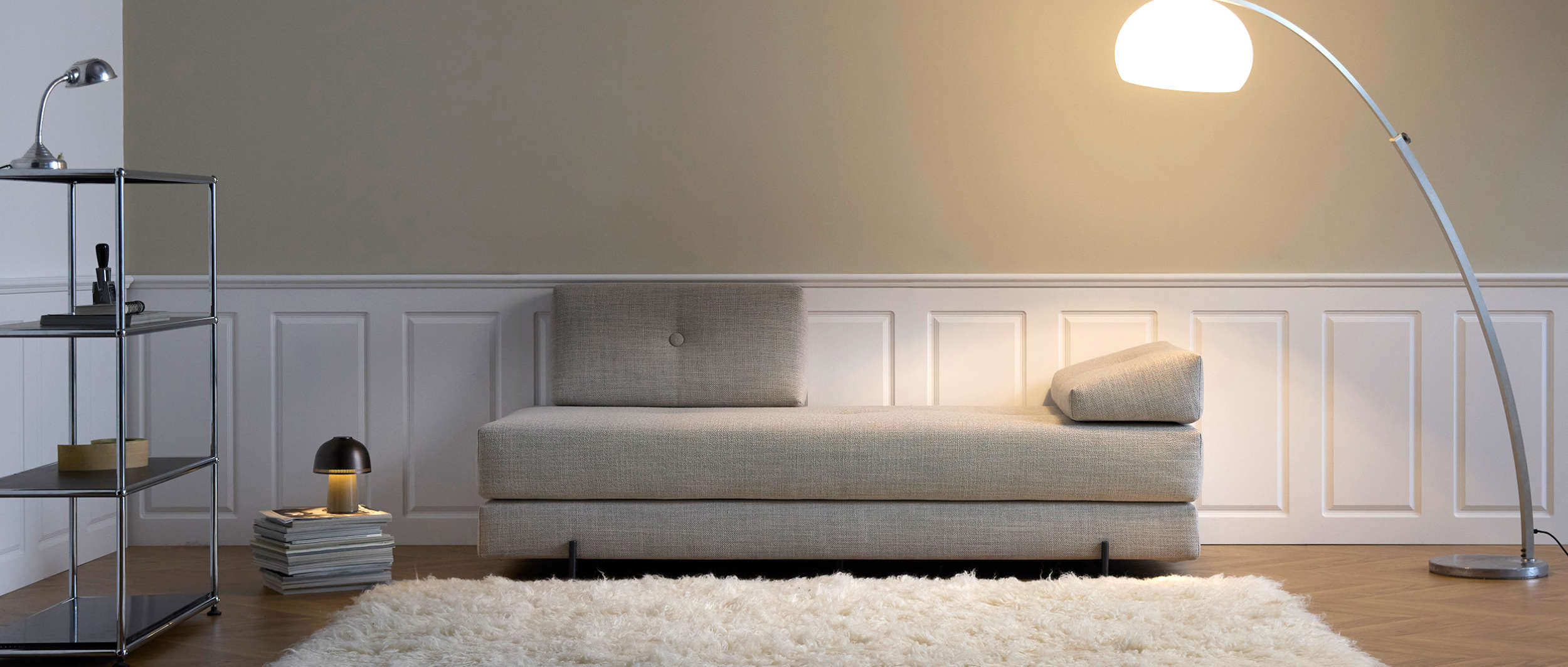 Das SIGMUND Daybed von Innovation mit schwarzen Metallfüßen