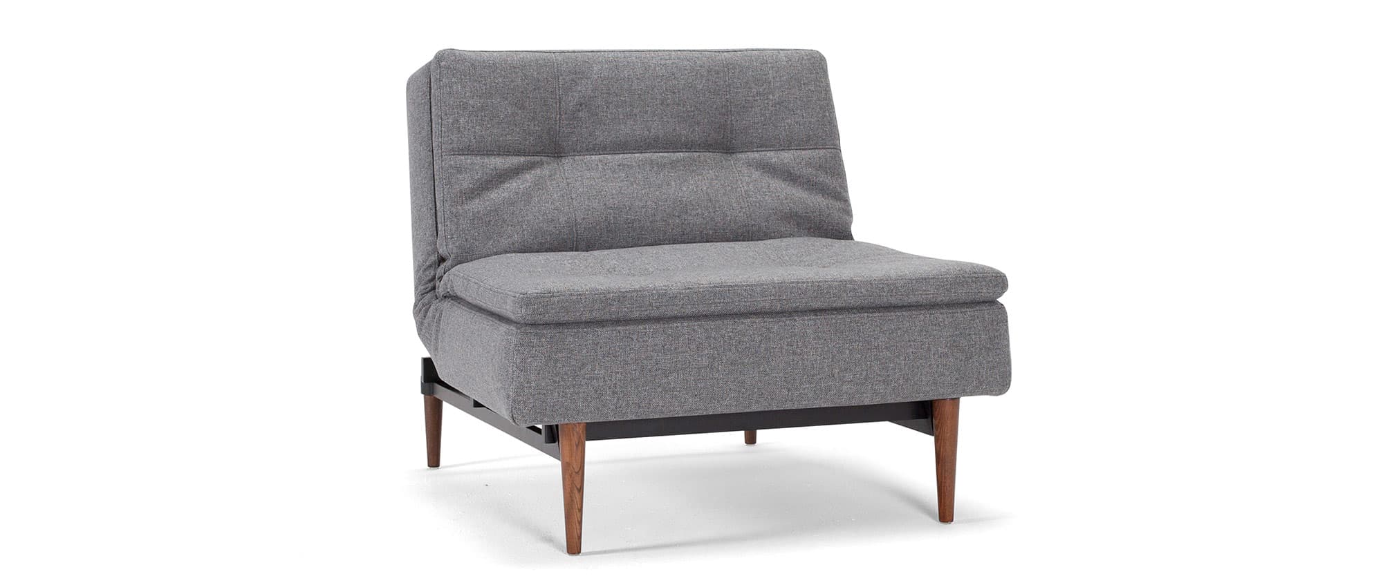 Der DUBLEXO Sessel im Stoff Twist Charcoal (563) mit dunkelbraun gebeizten Styletto-Holzfüßen