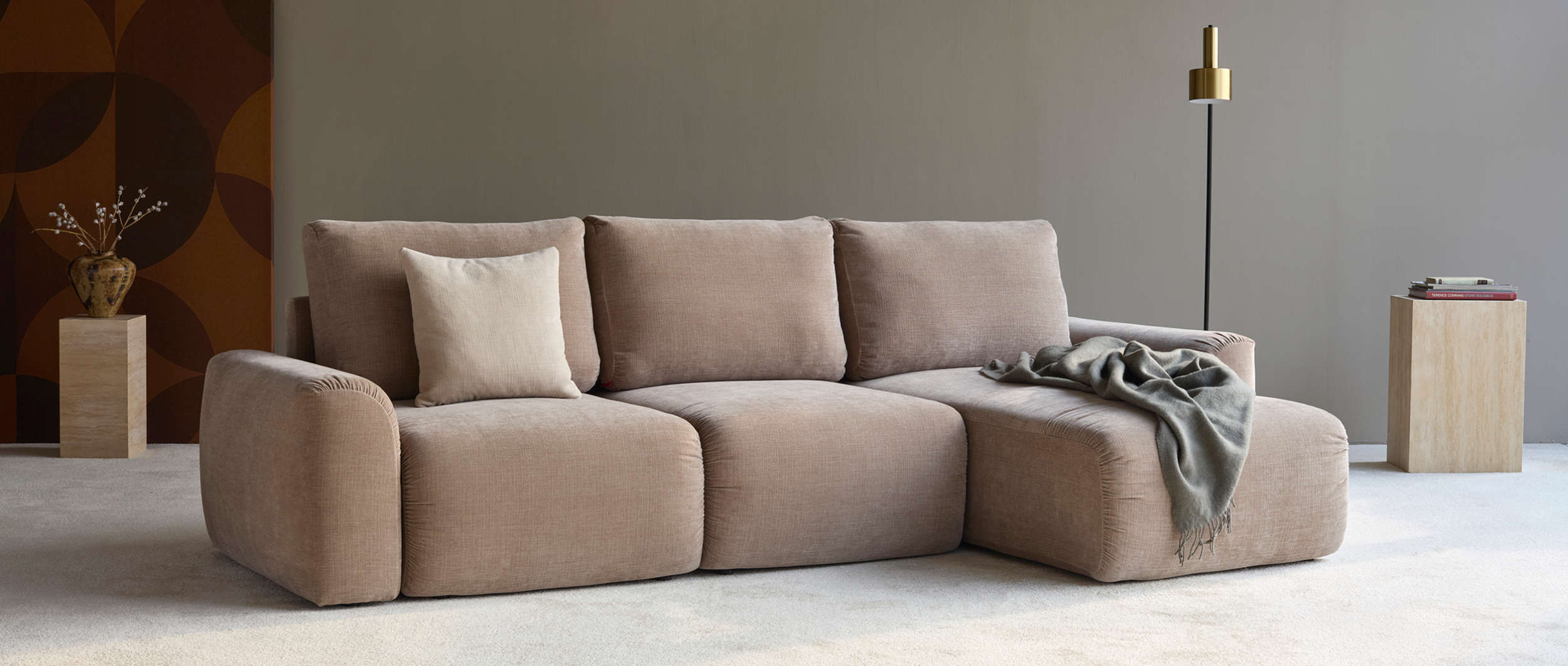 Das NORUM Eckschlafsofa von Innovation setzt als stilvoller Mittelpunkt im Wohnzimmer Akzente – perfekt für Relaxen, Lounging und erholsames Übernachten