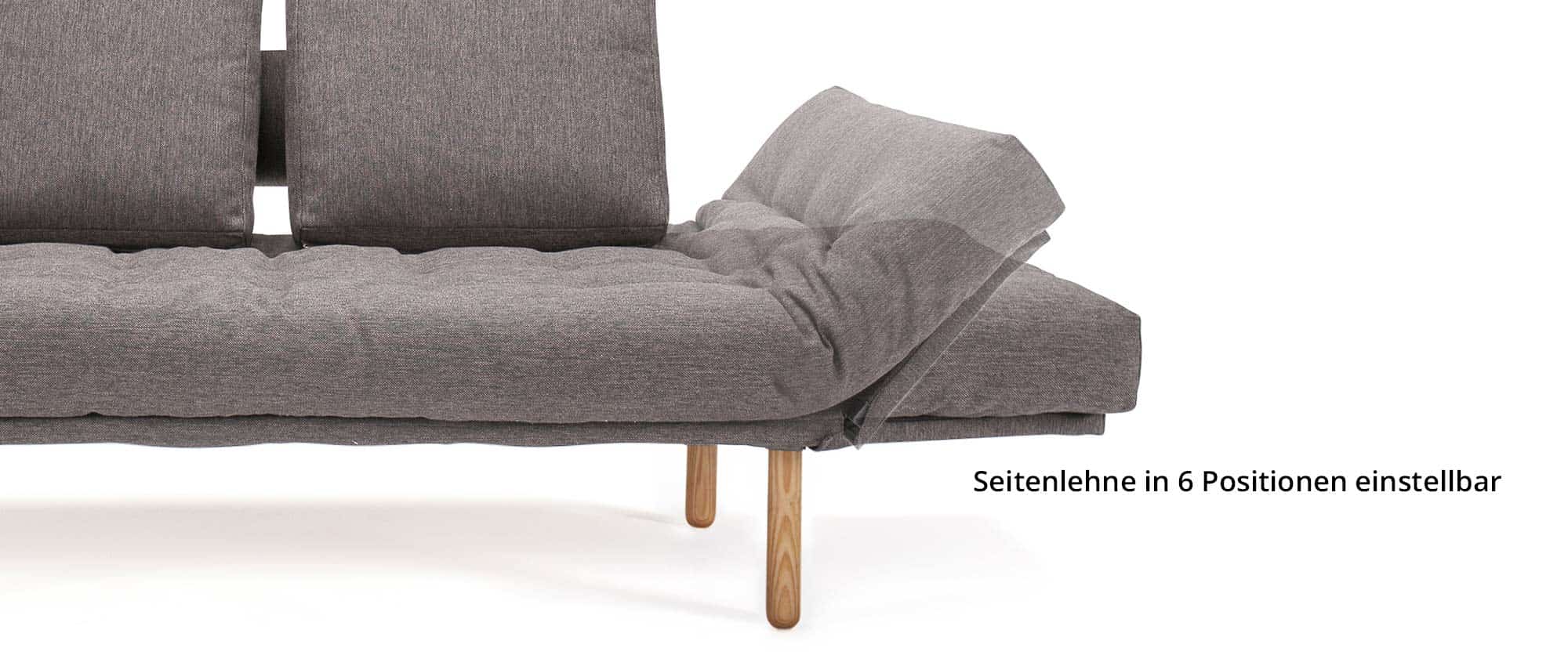 Die Seitenlehnen des ROLLO Schlafsofas sind in mehreren Stufen verstellbar