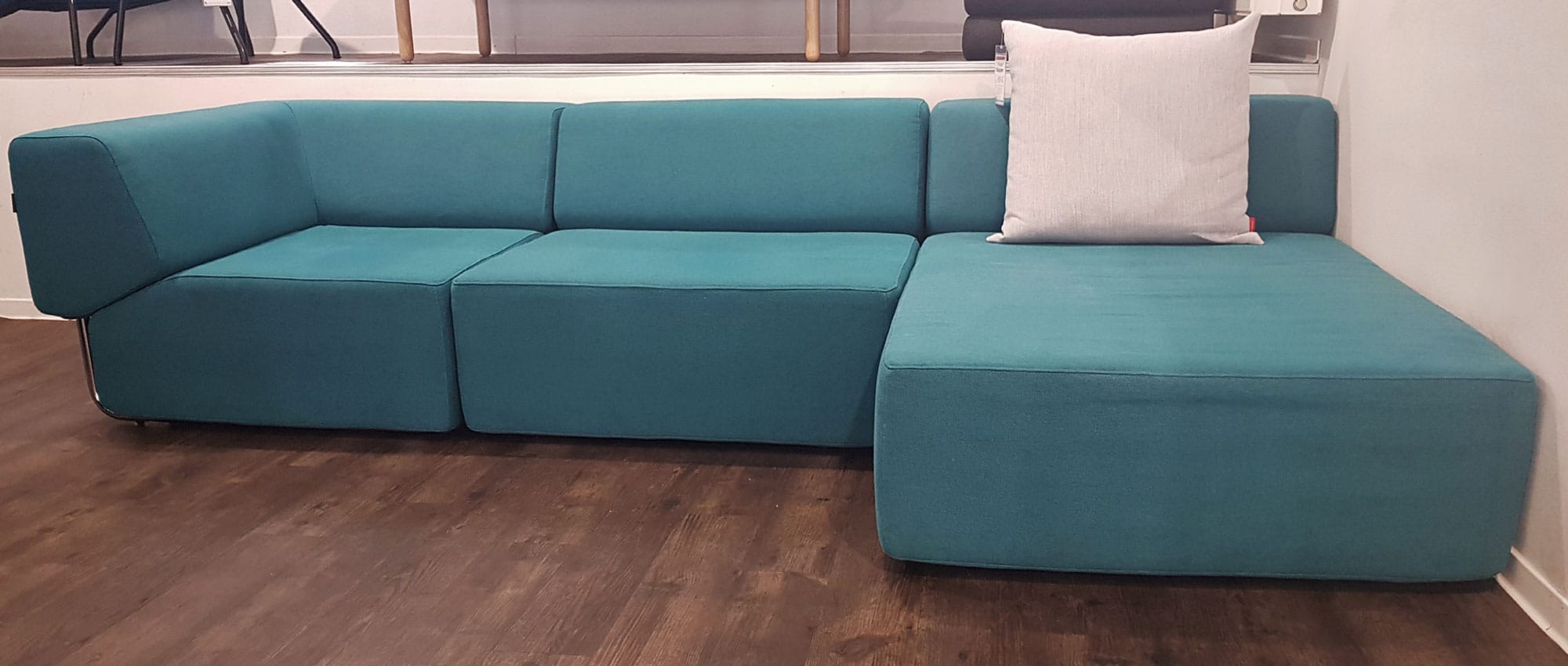 Das NOA Modulsofa hier im Stoff Vision - Türkis (455)