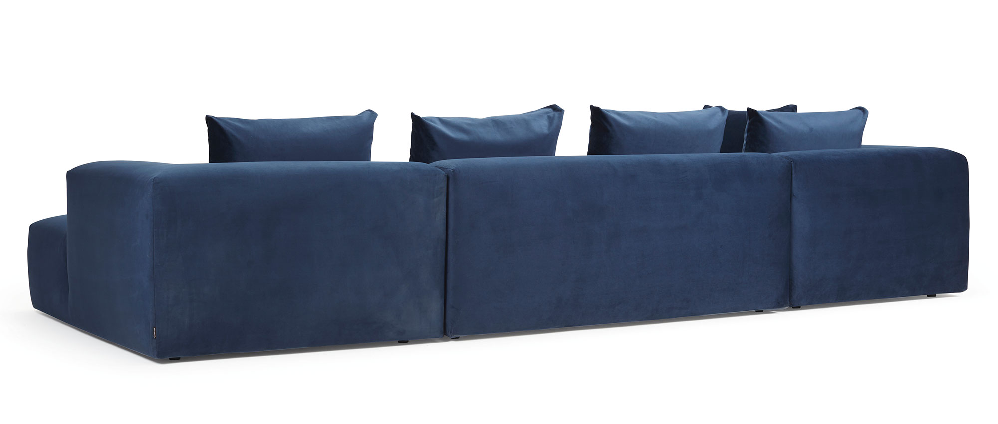Das AALBORG Designer Loungesofa mit breiten Armlehnen ist auch am Rücken in Ihrer Stoffauswahl bezogen