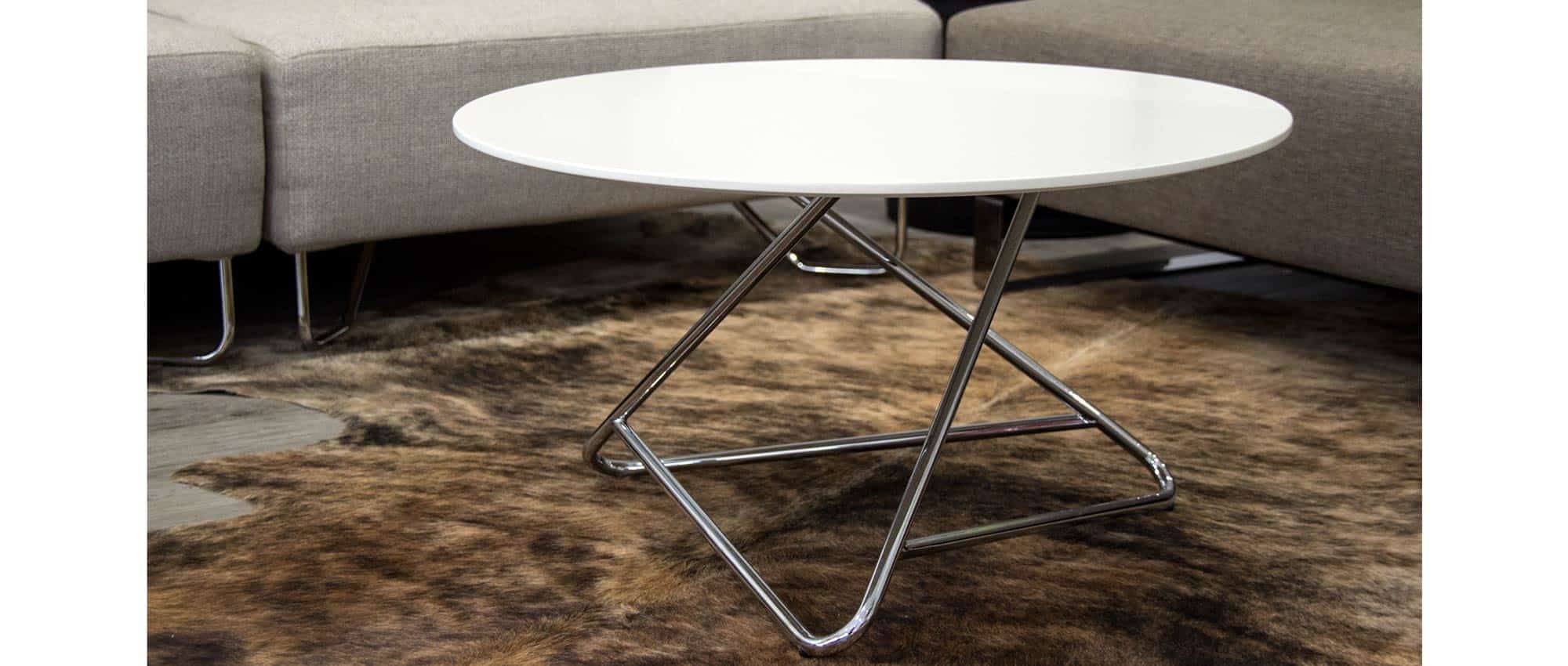 Der TRIBECA Tisch von Softline mit weißer Tischplatte und Chromgestell