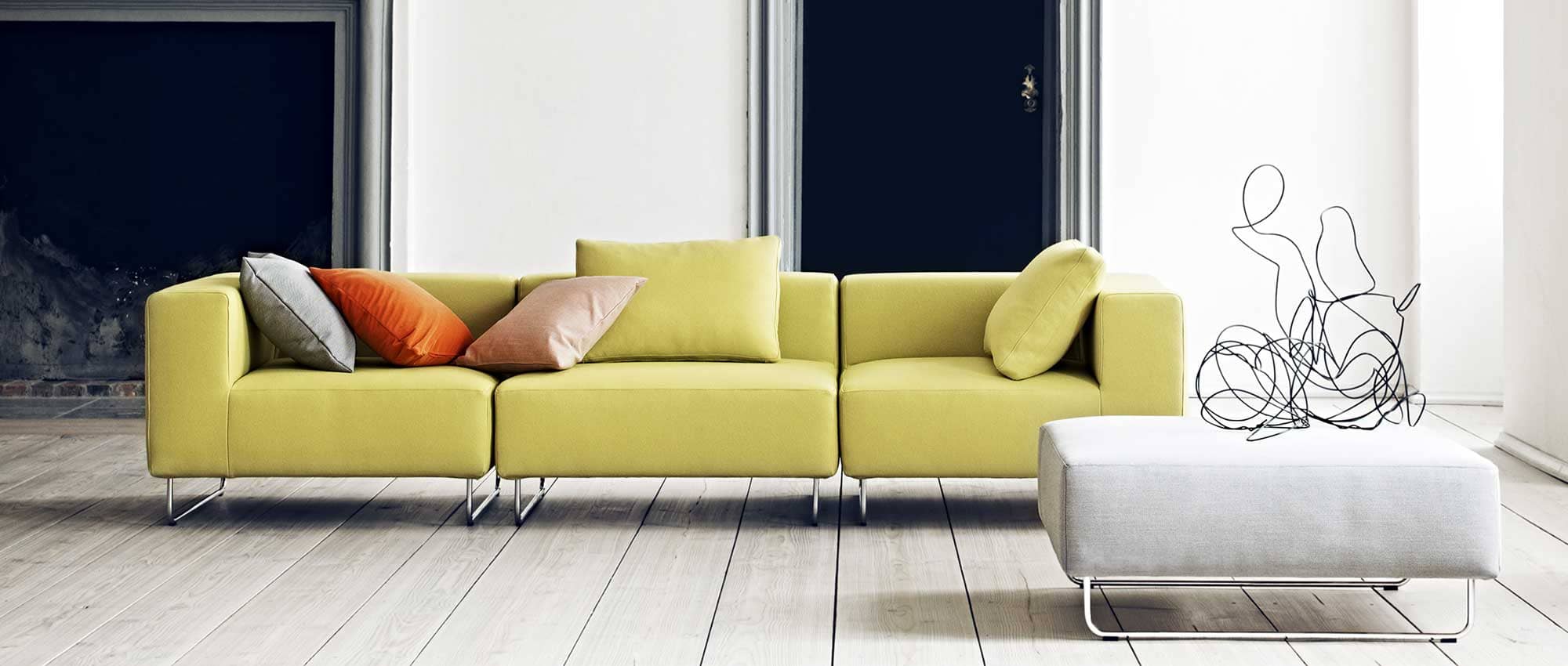 OHIO Modulsofa von Softline mit MILAN Kissen ergänzt