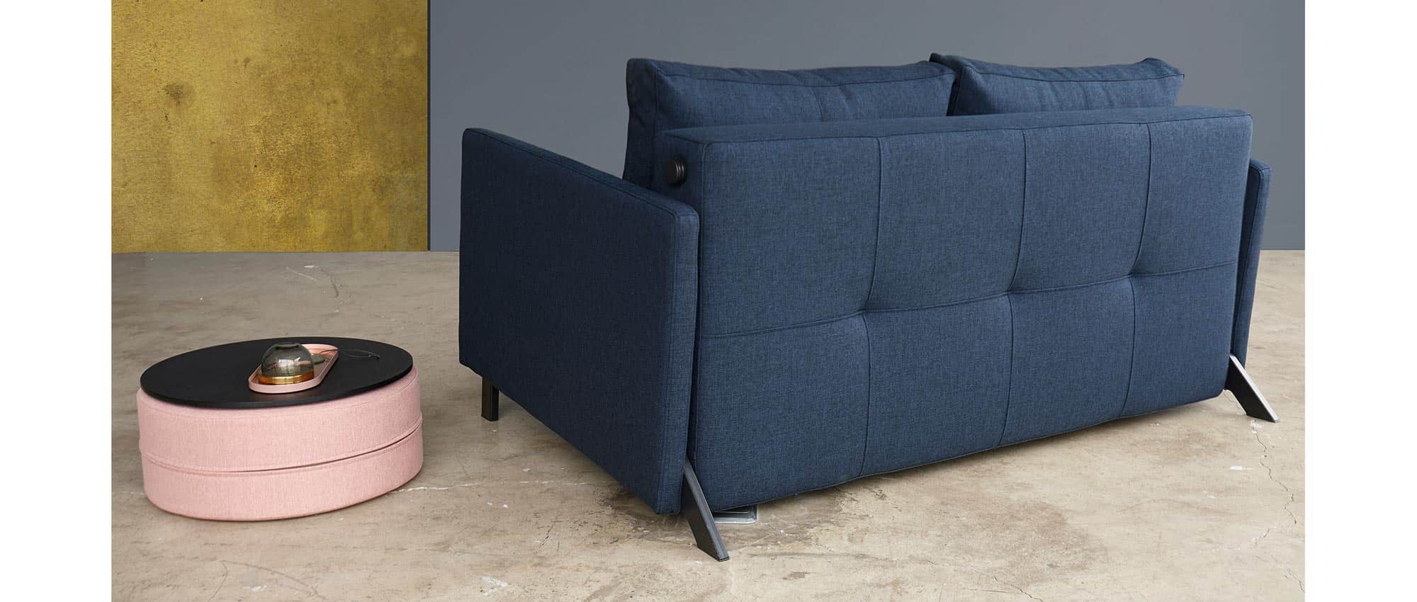 Das CUBED 02 Schlafsofa 140 mit Armlehnen kann auch freistehend im Raum genutzt werden