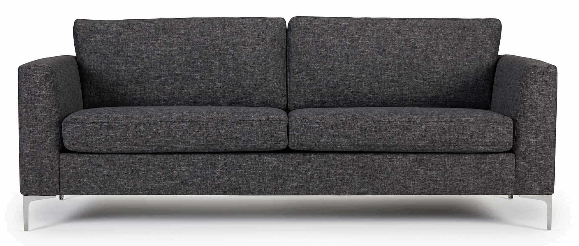 Das Designer Sofa TRELLEBORG als 3-Sitzer mit den schrägen Polsterarmlehnen und Chromfüßen