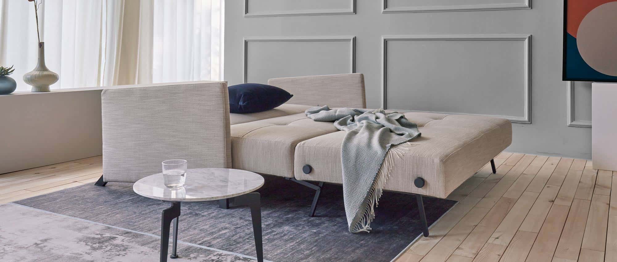 Gestalten Sie sich eine gemütliche Wohnlandschaft - CUBED 02 Schlafsofa im Stoff Blida Linen Sandgrau (612) 