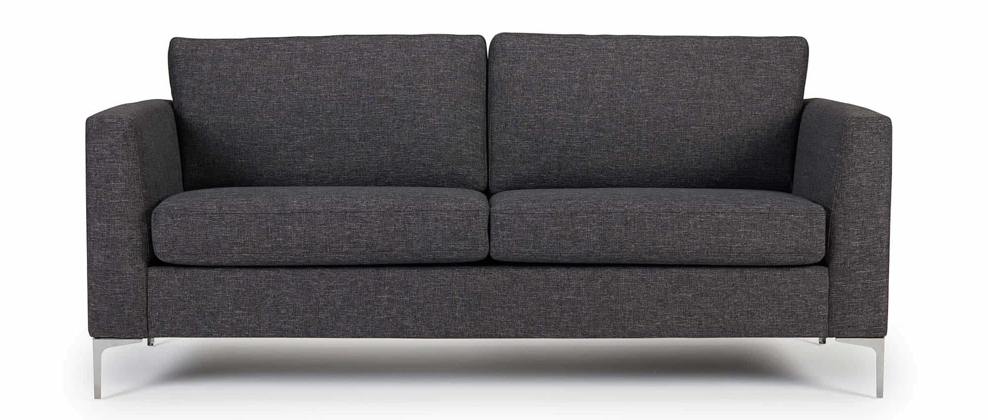 Das Designer Sofa TRELLEBORG als 2,5-Sitzer mit den schrägen Polsterarmlehnen und Chromfüßen 