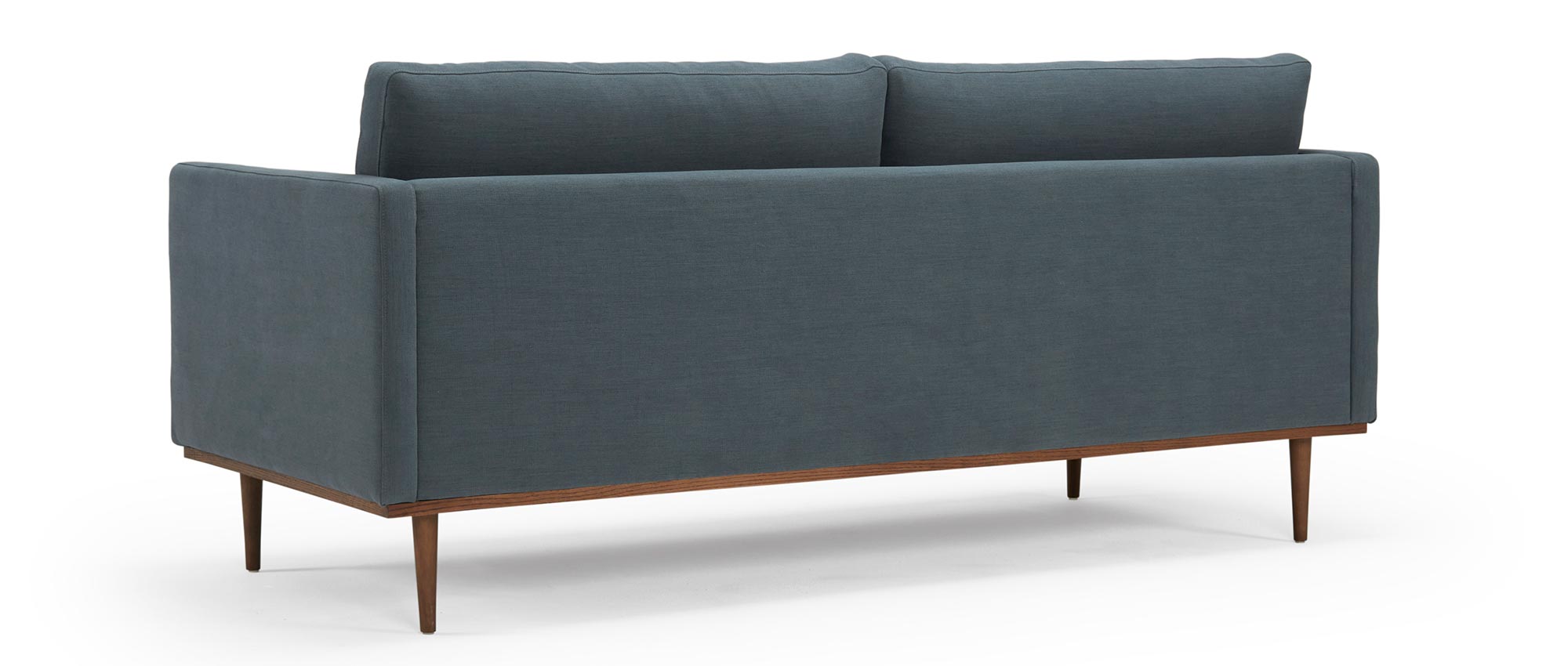 Das Designer Sofa OSLO ist auch auf der Rückseite in Ihrer Stoff- oder Lederauswahl bezogen