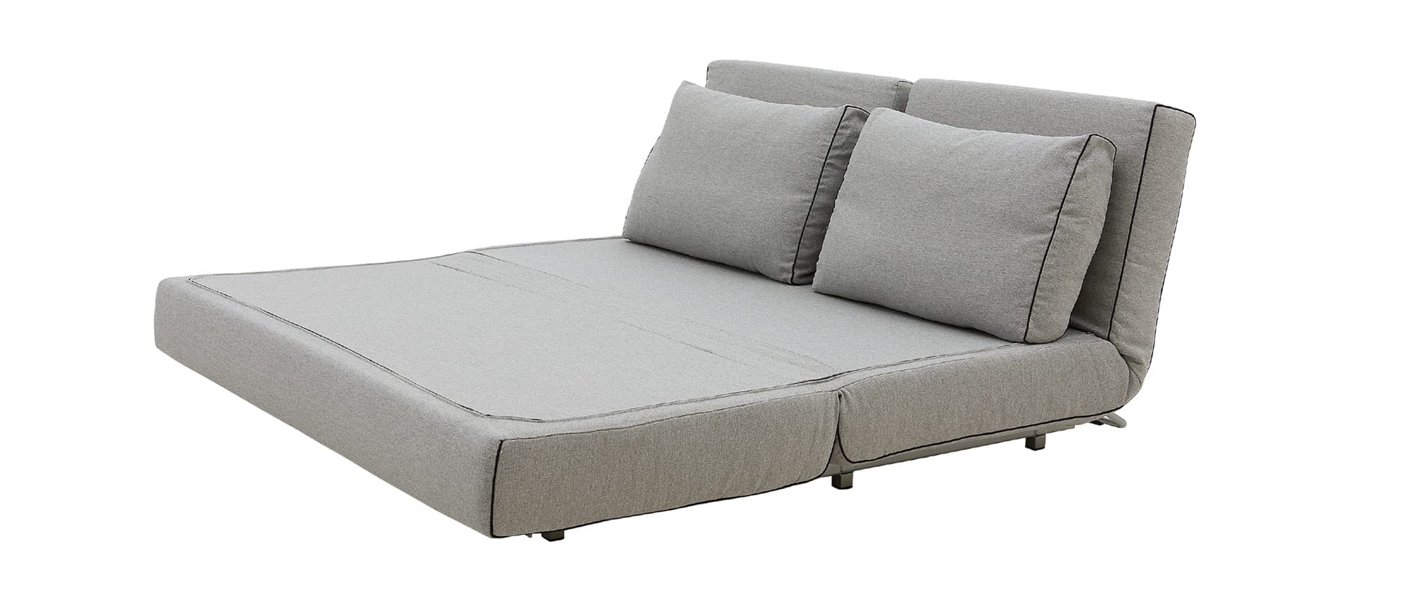 Die geteilte Rückenlehne des CITY Sofas ist mithilfe des Klickbeschlags unabhängig voneinander in mehreren Stufen einstellbar
