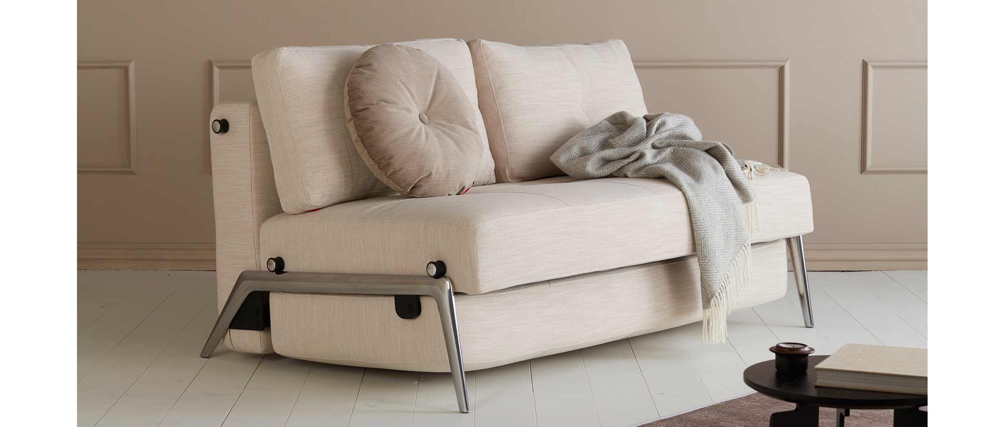 Das CUBED 02 Schlafsofa von Innovation ist ein besonders kompaktes Schlafsofa für kleine Räume