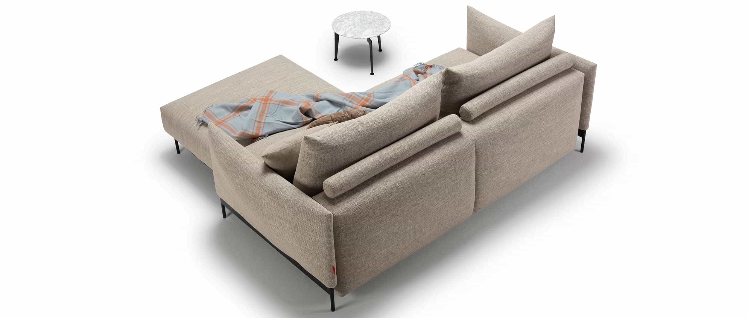 Der optional erhältliche MALLOY Sitzhocker macht aus dem MALLOY ein Eckschlafsofa mit Loungegefühl