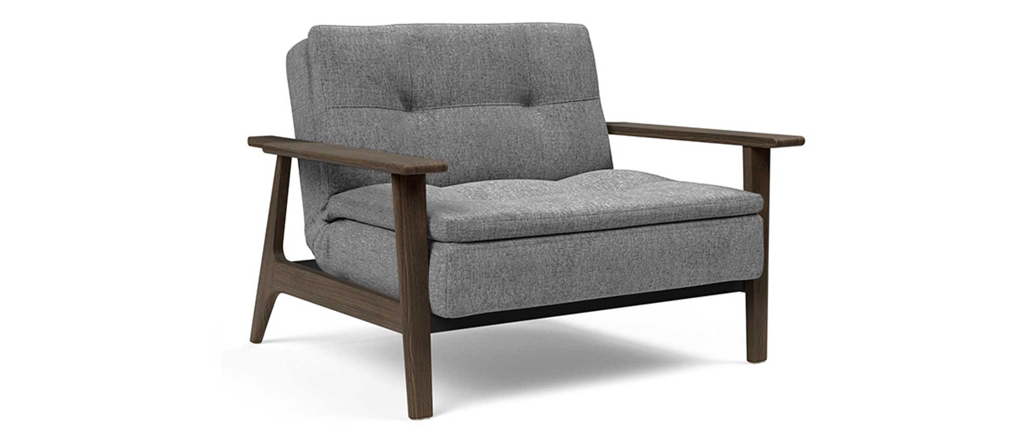 Der DUBLEXO FREJ Sessel im Stoff Twist Charcoal (563) mit Frej-Holzarmlehnen - Smoked Oak (Eiche geräuchert)
